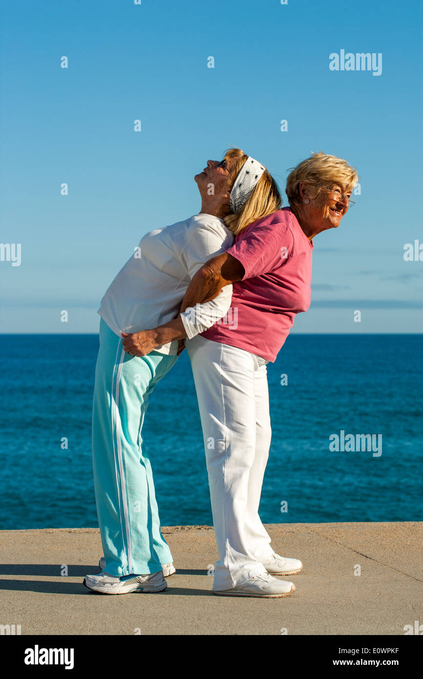 Ältere Damen erstreckt sich gegenseitig zu helfen. Stockfoto