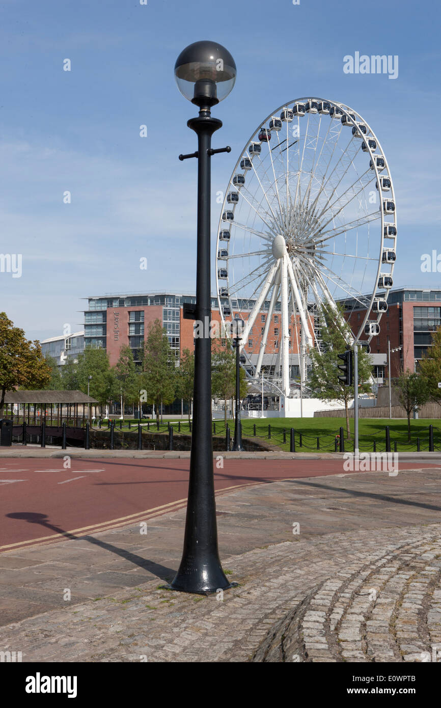 Ein Laternenpfahl neben dem Echo Riesenrad an den Albert Docks Liverpool Stockfoto