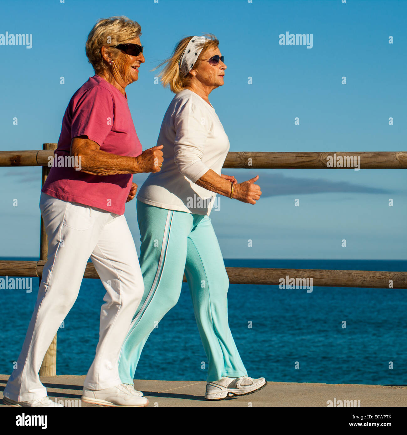 Ältere Damen Joggen am Meer. Stockfoto