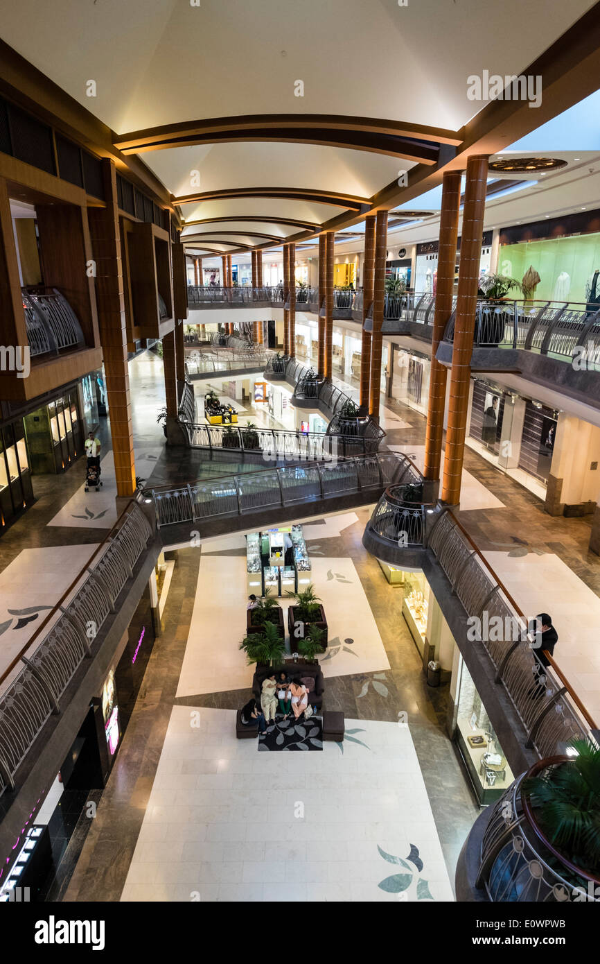Innere des Burjuman Shopping Mall in Dubai Vereinigte Arabische Emirate Stockfoto