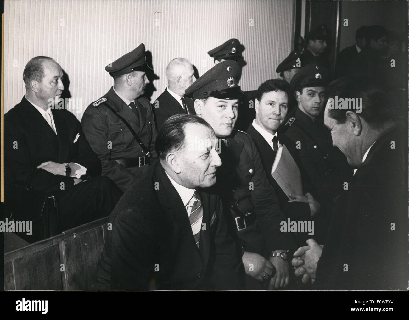 2. Februar 1964 - SS-Kavallerie mit Blick auf das Gesetz: fünf ehemalige SS-Offiziere der SS Kavallerie-Regiment 11 sind die Braun-Schweig Grand Jury (Schwurgericht) erprobt. heute das Massaker an Juden in der ehemaligen polnischen nun sowjetischen Stadt Pinsk, wo weit hinter der Front 5200 Juden zum Tode im August 1941 erschossen wurden. unter den 100 beschworenen Zeugen ist ehemaliger SS allgemeiner von Dem Bach-Zelewski. Foto zeigt Walter Dunsch im Gespräch mit seinem Verteidiger, in der letzten Zeile von L, R: ehemaligen '' Stumfuhrer'' Hans Walter Zech-Nenntwich, o Polizist und ehemaligen '' SS-Obersturmbannfuhrer'' Fanz Magill. Stockfoto