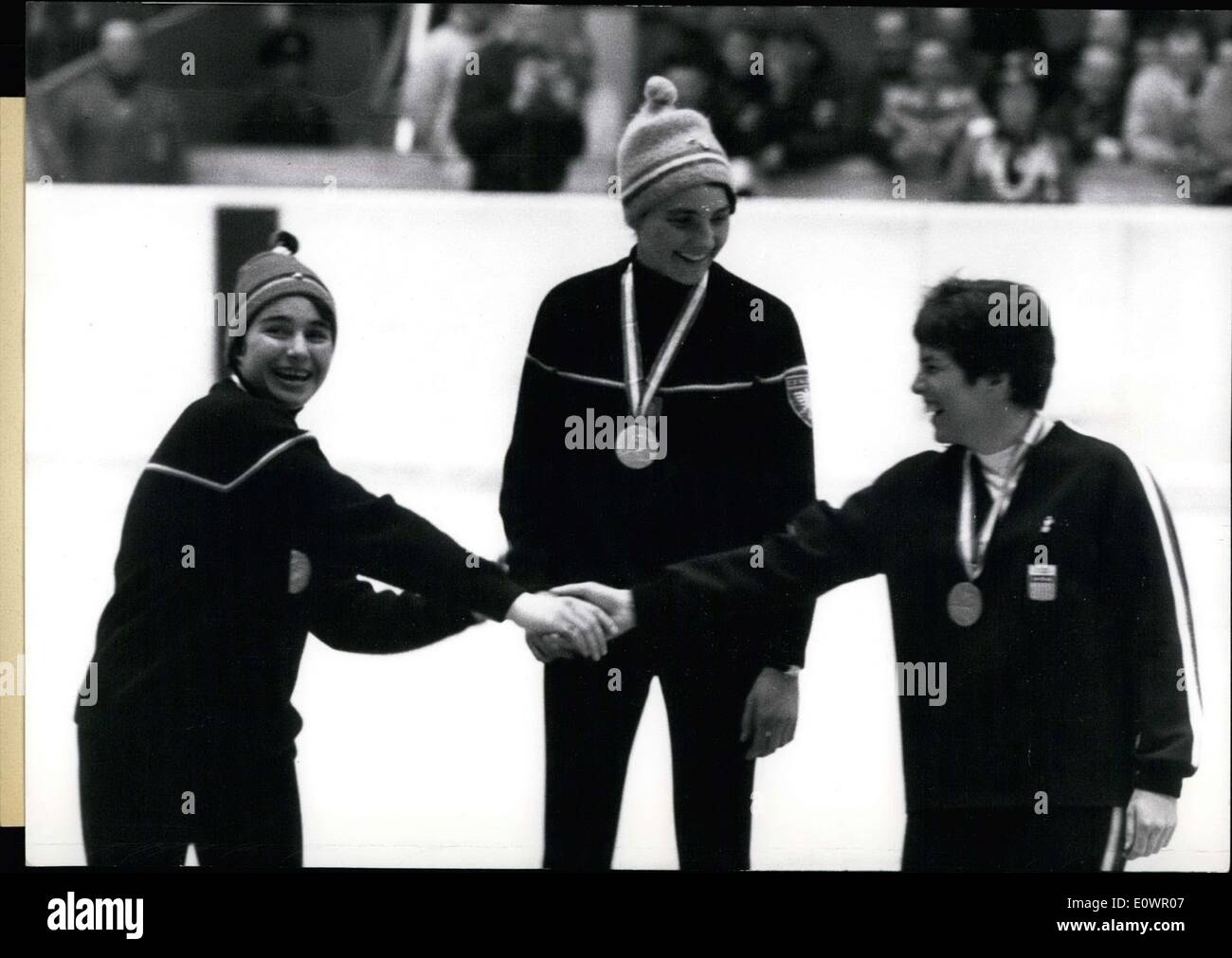 2. Februar 1964 - Olympische Spiele in Innsbruck. Damen Slalom. Gold und Silber für Frankreich. Hier abgebildet sind Goldmedaillengewinner Christine Goitschel, silberne Medaillenträger Marielle Goitschel(who happens to be her sister) und Bronzemedaillengewinner amerikanischen Jean Saubert. Stockfoto