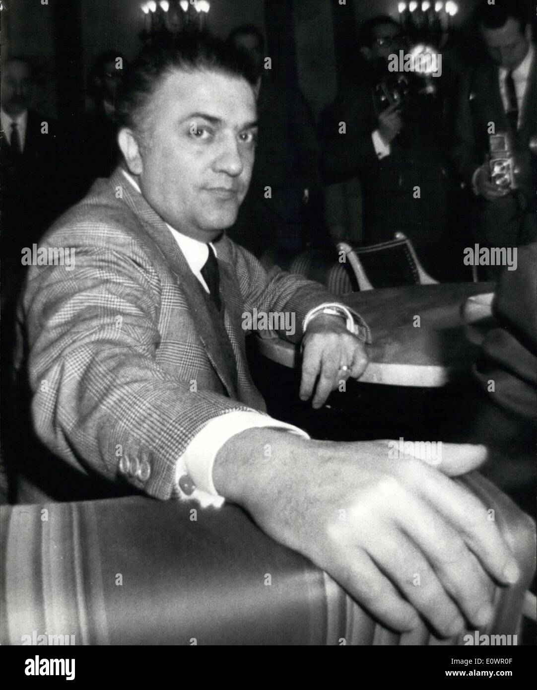Februar 1964: Der amerikanische Produzent Joseph Levine hat heute Abend dem italienischen Regisseur Federico Fellini ein Abschleppdiplom verliehen. Die Filmpresse der Vereinigten Staaten hat Felini zwei Diplom in Anerkennung seiner Filme ''Sweet Life'' ''Boccaccio 70''' und ''7 1/2' verliehen Stockfoto