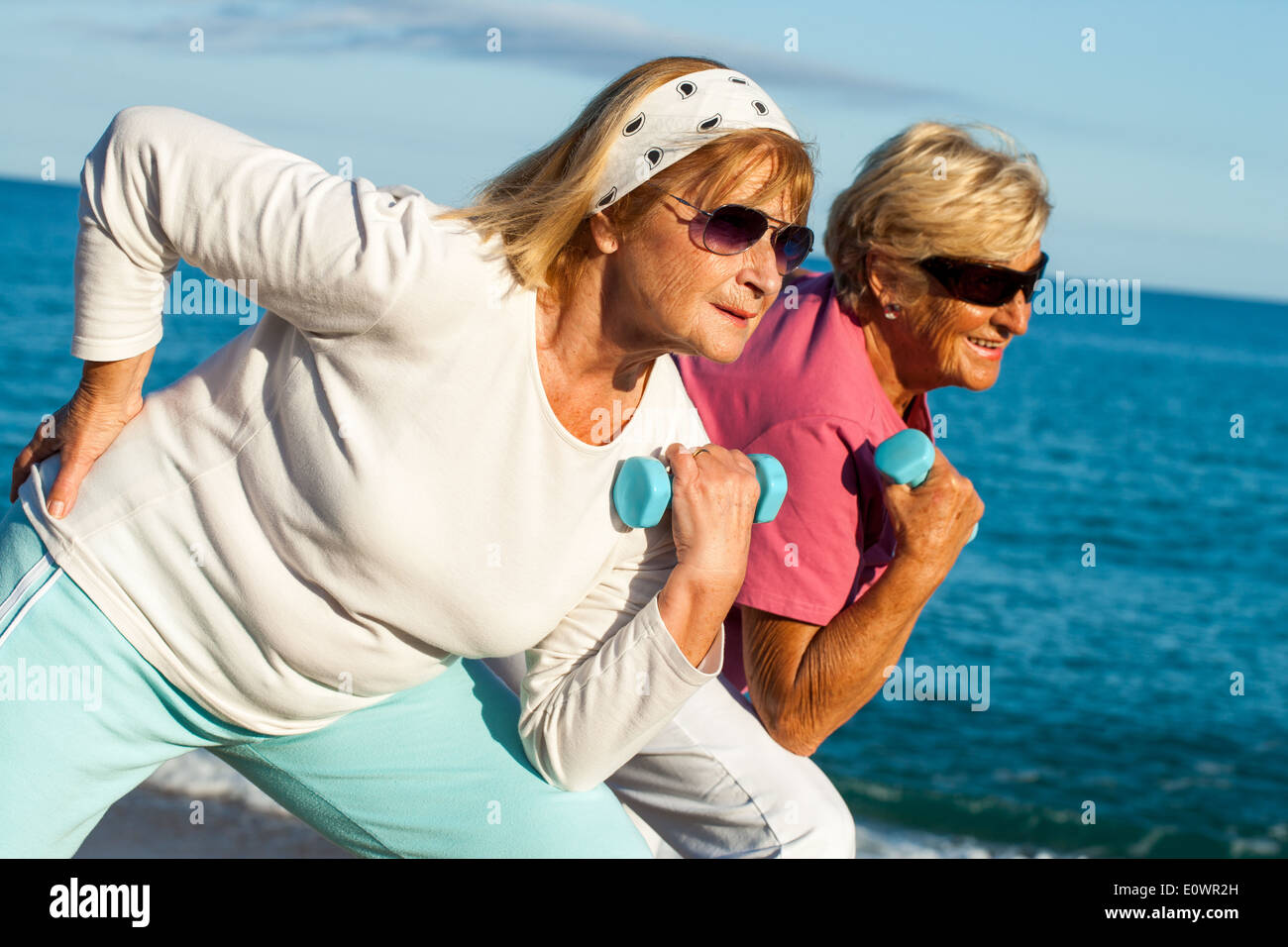 Ältere Damen arbeiten auf Strand. Stockfoto