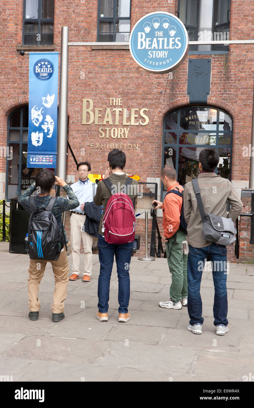 Besucher fotografieren außerhalb The Beatles Story Ausstellung an den Albert Docks Liverpool Stockfoto