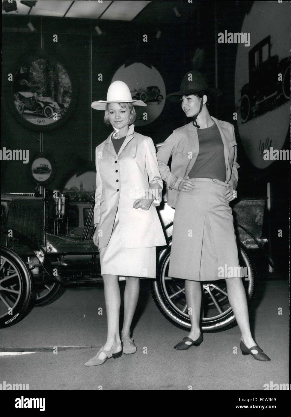 11. November 1963 - Mode für Sportiev Teenager Mädchen: '' Prebac'' präsentierte seine 1964 Frühjahr-Sommer Kollektion in der Renault-Kneipe auf der Champs Elysees in Paris, speziell für sportliche Teenager Mädchen. Das Foto zeigt zwei sportliche Kostüme speziell im offenen Sportwagen getragen werden. Die Hüte haben Jugulars, sie fliegen zu vermeiden entfernt. Stockfoto