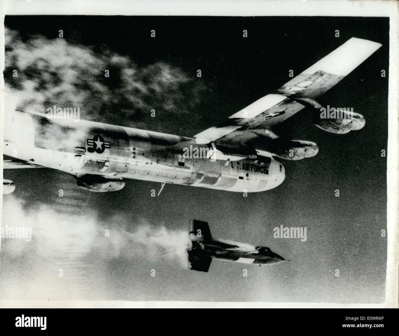 11. November 1963 - dreizehn Piloten getötet, im Projekt '' X'': insgesamt dreizehn US-Testpiloten für die Entwicklung des Flugzeugs hoch in die Stratosphäre fliegen soll geopfert wurden. Die Katastrophe ereignete sich zwischen den Flügen des X-L und x-15. Als ein '' verhexte Programm '' bezeichnet wurde es eines der teuersten in Bezug auf menschliches Leben auf dem Gebiet der modernen Luftfahrt. Den letzten Erfolg der x-15 platziert Major Robert White auf einer Höhe von 314.750 Fuß (knapp 60 Meilen). Seine Geschwindigkeit war 3,6000 mph. Dieser Datensatz machte ihn den ersten Mensch in einer geflügelten Ebene Relam Platz eingeben Stockfoto