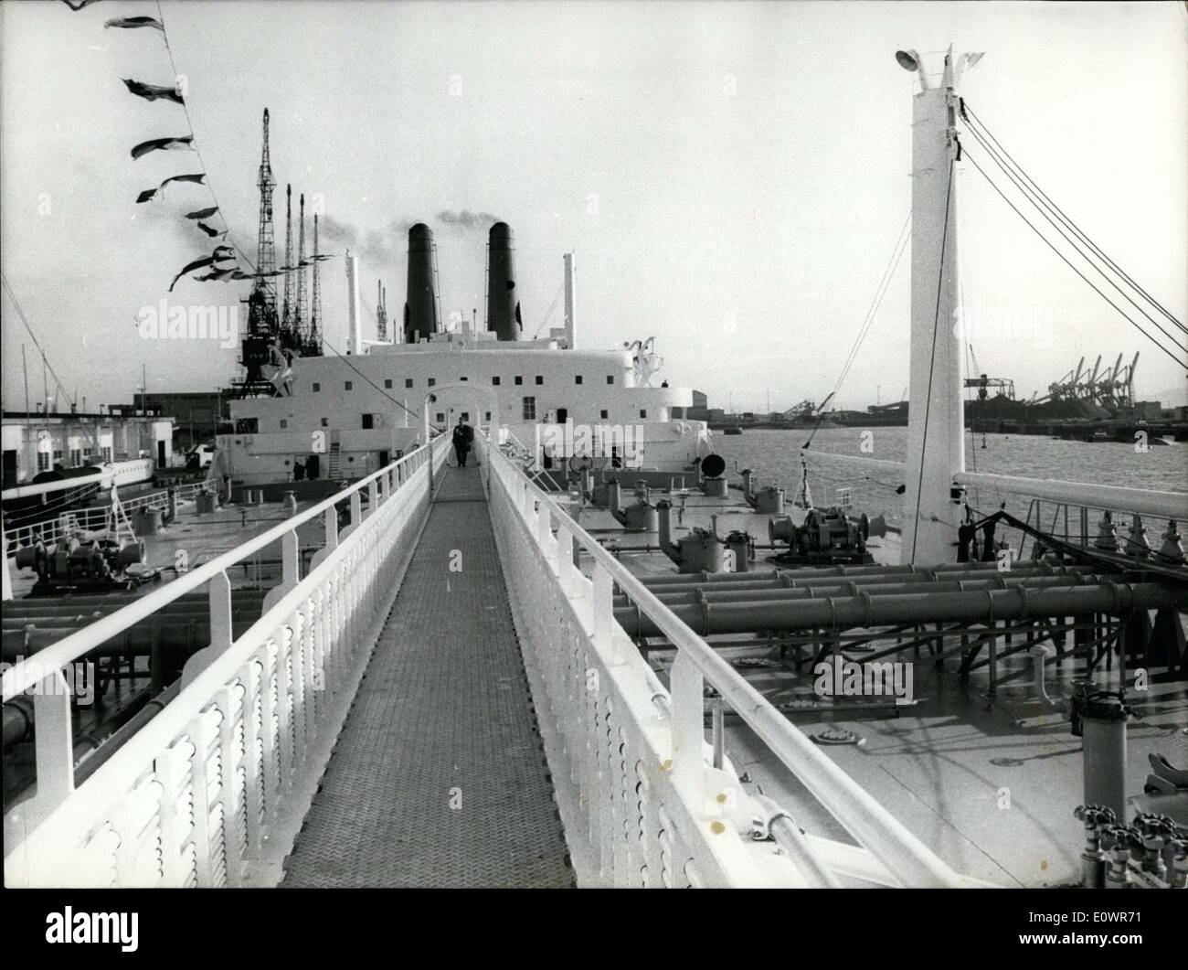 13. November 1963 - A Tanker länger als der Rue Royale in Paris: gebaut in Saint Nazaire, Frankreich, für die Shell See-, der neue riesige Tanker wurde Christianed in Le Havre durch die Stadt Archipriest Max Huet, während Frau Loudon Frau des Präsidenten der Royal Dutch Mutter Gottes war. Die Tanker (80.000) Maßnahmen 259 Meter lang (länger als die Rue Royale zwischen den Schulbesuch und die Place De La Concorde in Paris) 35 Meter groß und ist eines der größten Tanker jetzt im Service in Europa. Das Foto zeigt die Gangway auf die Sivella. Stockfoto