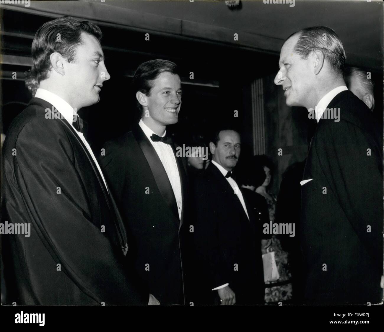 19. November 1963 - trifft 19.11.63 The Duke Chips vom alten Blöcke. H.R.H The Duke of Edinburgh (rechts) trifft sich zwei Stars des Films The Victors hatte seine Weltpremiere am Odeon. Leicester Square gestern zugunsten der Empire Cancer Fund Kampagne. Foto zeigt: Der Herzog trifft zwei Stars des Films, die beiden Söhne von berühmten Schauspielern (links nach rechts) James Mitchum (Sohn von Robert) und Peter Fonda (Sohn von Henry) sind Stockfoto