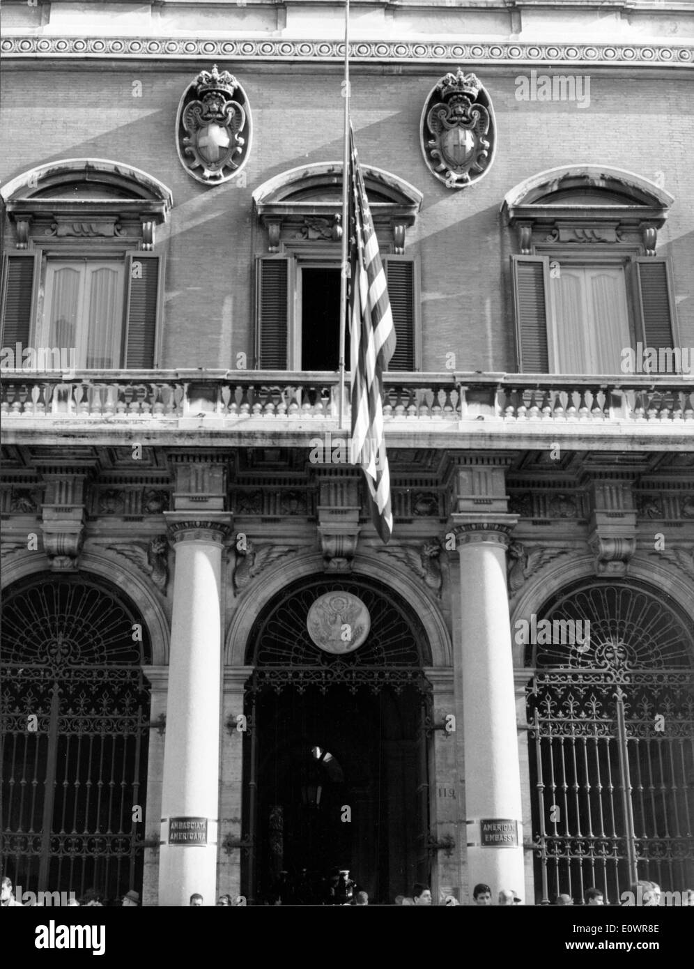 Flagge zu Ehren des Kennedy bei Botschaft Stockfoto