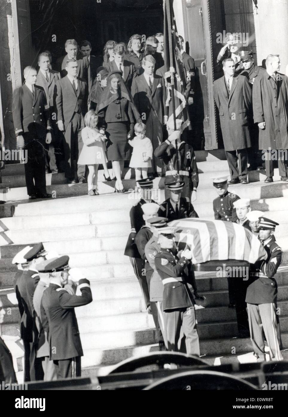 Jacqueline Kennedy besucht ihre Ehemänner Beerdigung mit ihrer Familie Stockfoto