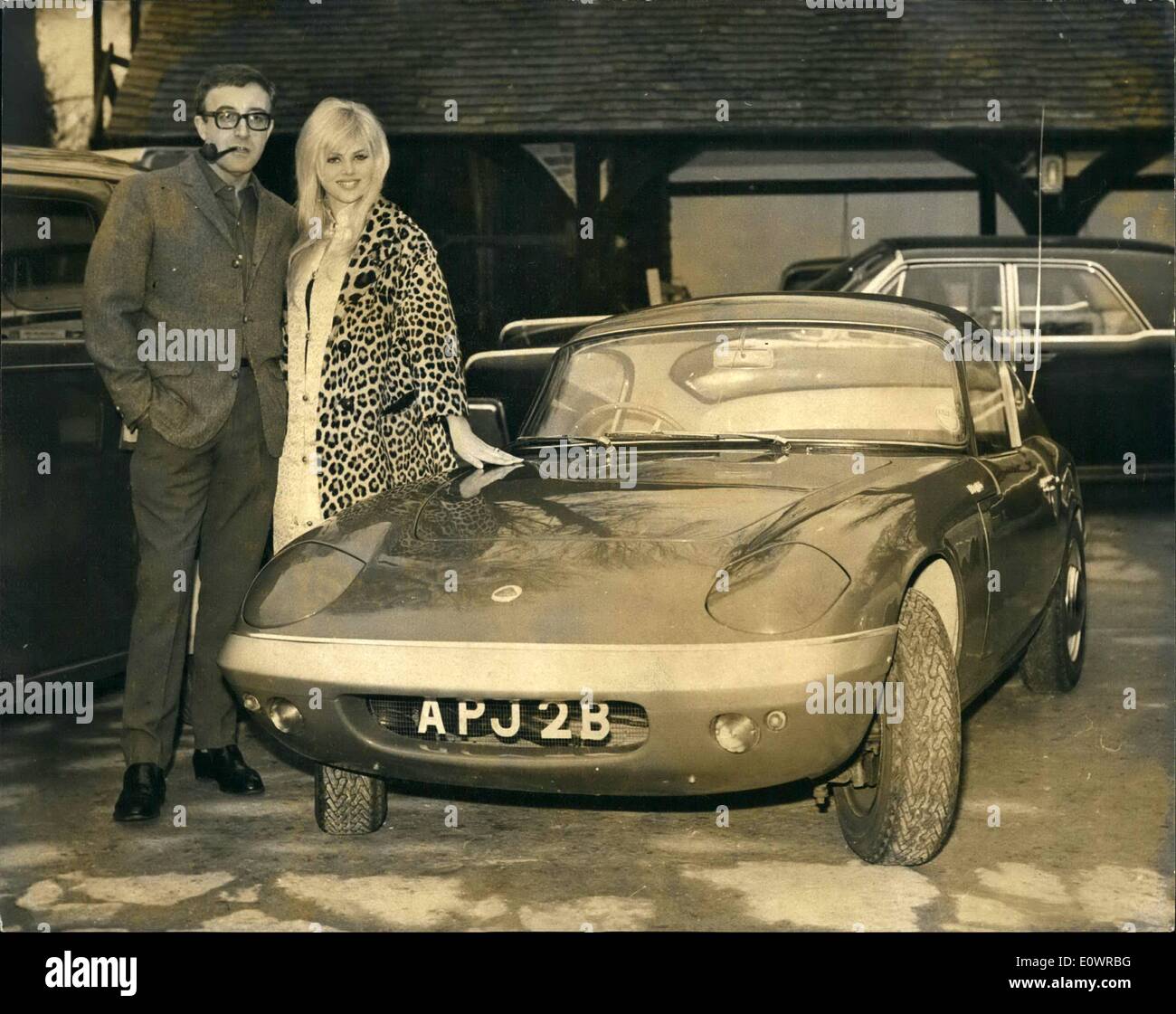 2 Februar 1964 Peter Sellers Britt Eklund Anwesend Sein Engagement Zu Heiraten Ist Ein Lotus Sportwagen Peter Sellers 38 Wahrscheinlich Die Reichste Schauspieler Soll Schwedische Schauspielerin Britt Eklund 21 Heiraten Sie