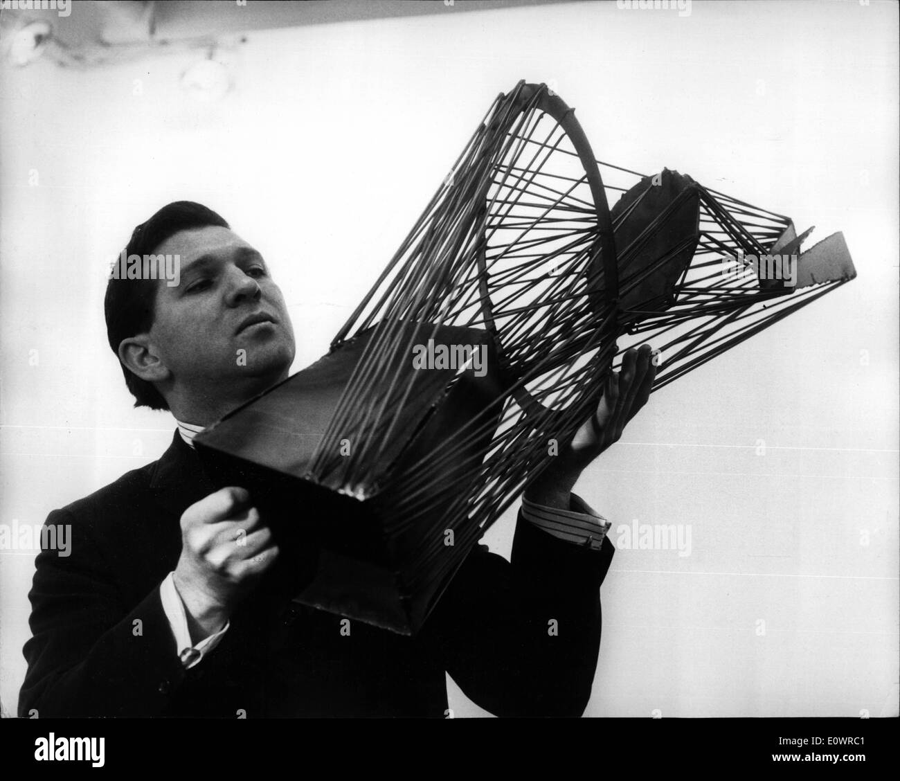 2. Februar 1964 - Gerald Gladstone Ausstellung in London: eine Ausstellung von Skulpturen in Stahl von kanadischen Gerald Gladstone in der Hamilton-Galerien in London statt. Das Foto zeigt Bildhauer Gerald Gladstone mit eines seiner Werke - Trichter - in den Galerien. Stockfoto