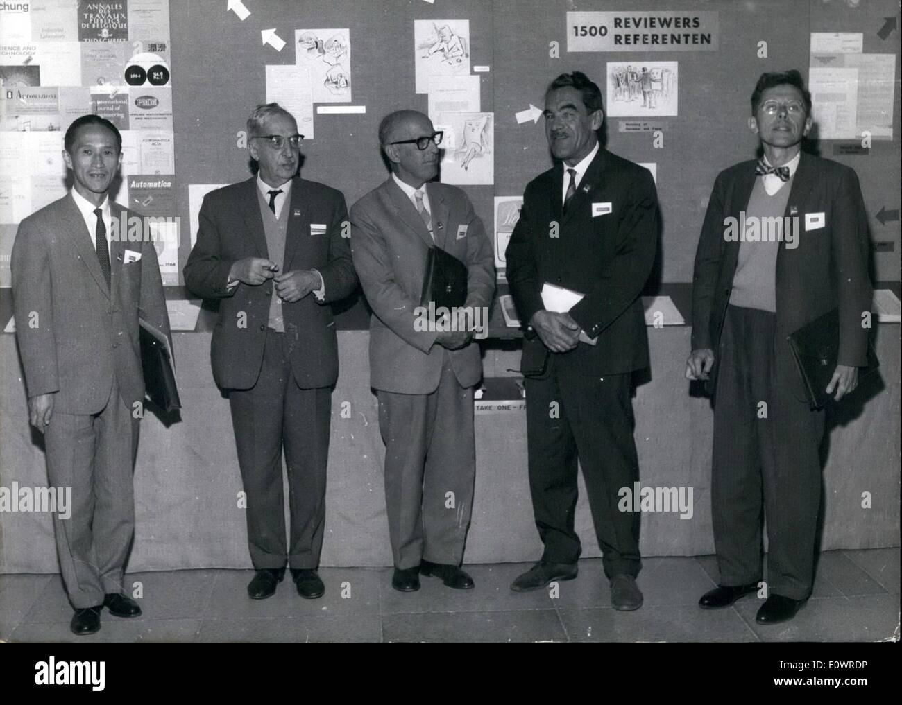 2. Februar 1964 - nehmen mehr als 1000 Wissenschaftler aus 35 Nationen Teil am 11. internationaler Kongress für angewandte mechanischen Wissenschaften, die am Montag im Deutschen Museum in München beginnt. Es spricht auch Professor Leonid I. Sedov, Moskau, der "Vater des Sputnik''. Der Kongress beginnt am 31.08.64 und endet am 09.06.64. Foto zeigt links nach rechts: Prof. Itiro Tani (Itiro Tani) University Tokyo, Japan, Prof. N.J. Mukhsalihuli (Mukhshelishuili) Tiblissi, UdssR, Prof. Folke Odquist (Folke Odquist) Royal Technical University, Stockholm, Sweden, Prof. H Stockfoto