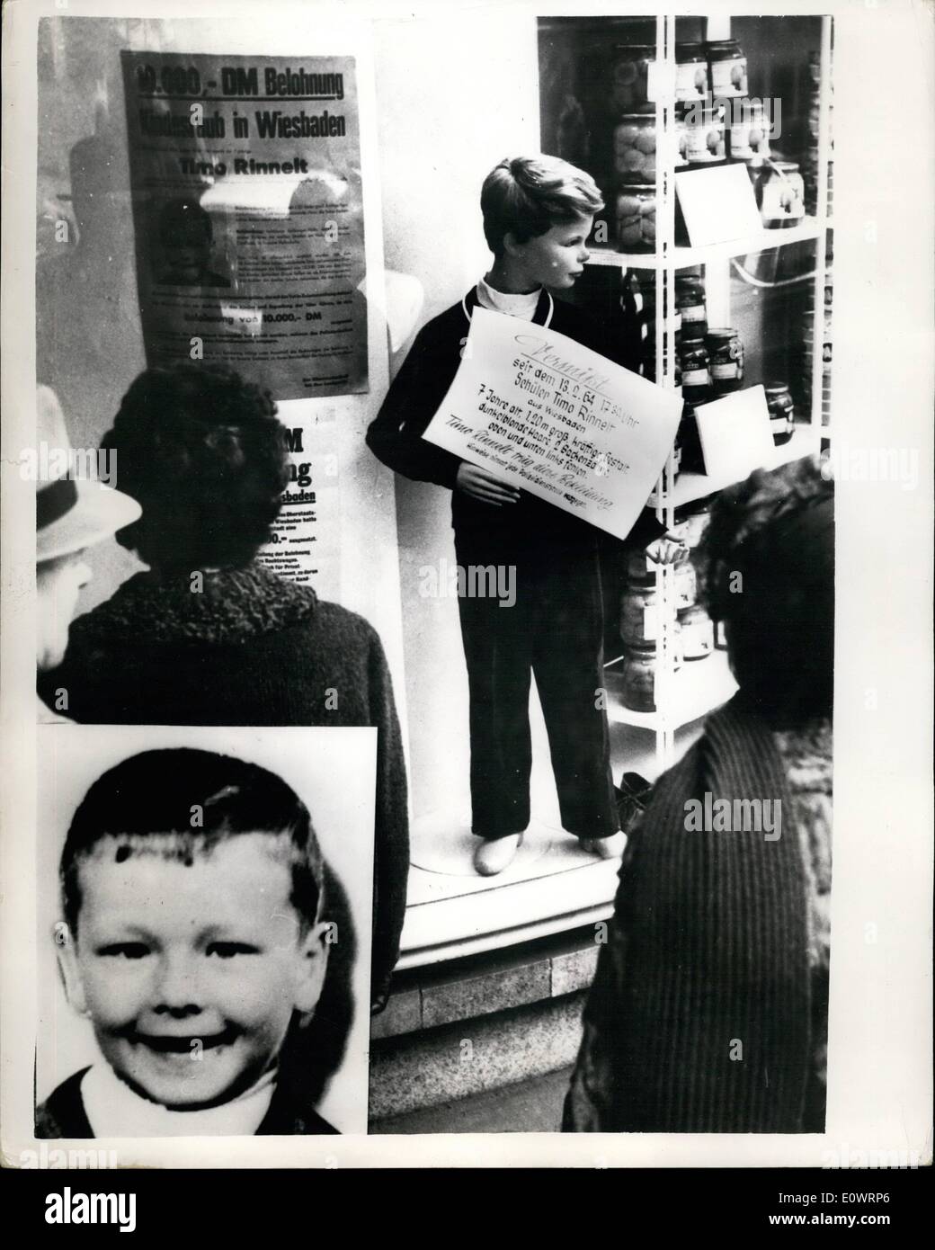 2. Februar 1964 - Dummy verwendet, auf der Suche nach junge: Menschen und Polizei in Wiesbaden in Deutschland sind auf der Suche nach 7-Year-Old Timo Rinnelt, Sohn von einem Antiquitätenhändler, vor 10 Tagen verschwunden, liegt in den Händen der Entführer, die 15.000 DM für den jungen Freilassung gefordert haben. Polizei haben eine Belohnung von 12,3000 DM in diesem Fall und ein Modell des jungen, seiner Kleidung, in das Fenster eines Lagers, um Menschen bei der Suche nach dem jungen zu helfen anzeigen lassen Stockfoto