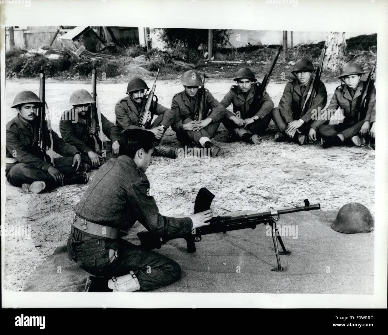 2. Februar 1964 - griechisch - zypriotischen Armee gebildet.: Angesichts der überhängenden Gefahr der Invasion oder die interkommunale Konflikte in einem größeren Maßstab, die zyprische Regierung beschlossen, eine Armee zu bilden, bestehend aus jungen griechischen Zyprioten, die bereit sind zu kämpfen und ihr Land zu verteidigen. Foto zeigt die griechisch - Zyprioten Instruktion über die Brengun erhalten. Stockfoto