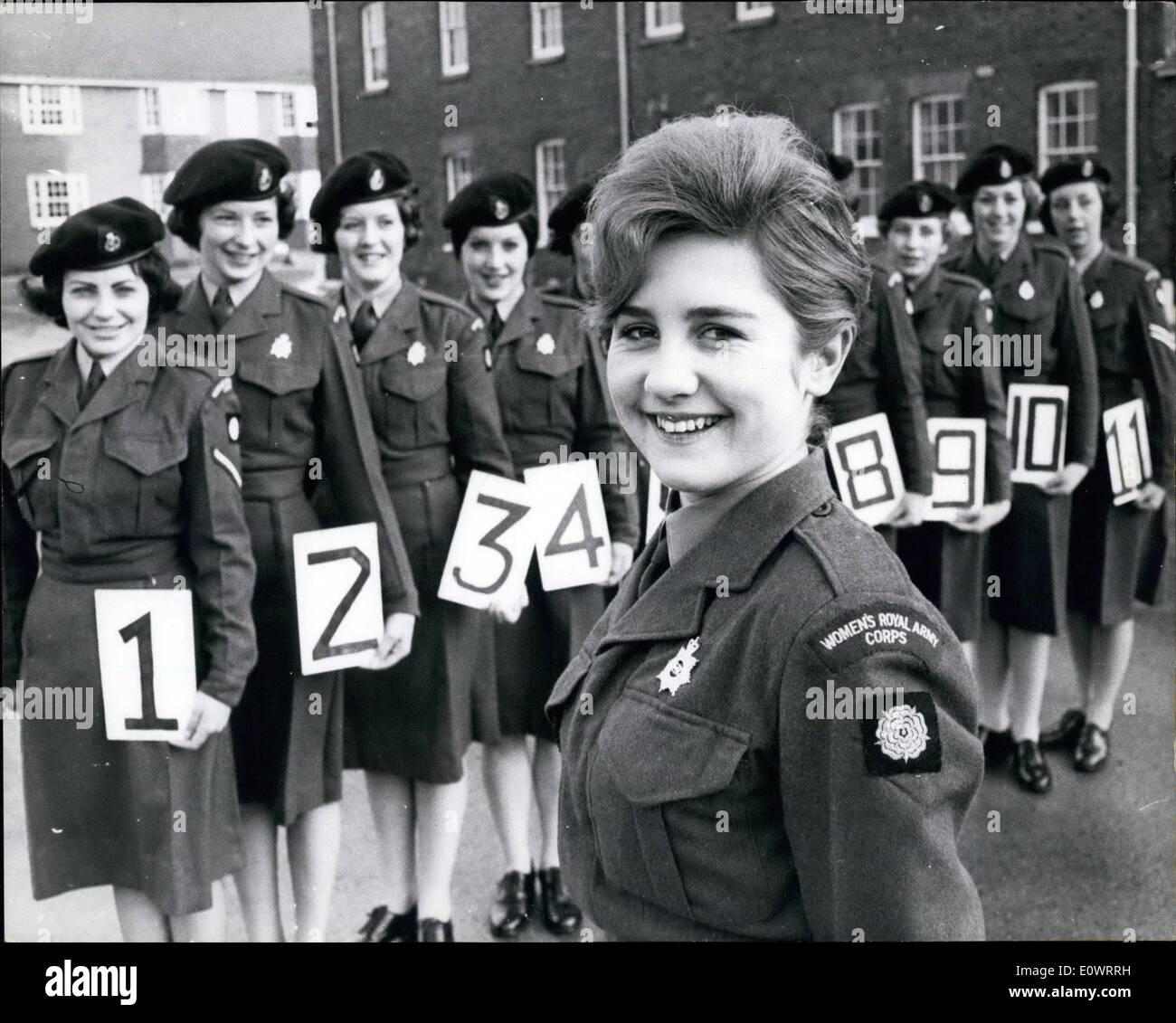 2. Februar 1964 - die "Pin-Up'' Private. 17-j hrige 417988 Private Shephard M. der Royal Army Corps der Frauen hat eine einzigartige Promotion erhalten hat sie sich '' Armee Pin-Up Girl No. 1 '' offizielle, gewann sie einen Schönheitswettbewerb Armee von 10 anderen Anwärter, die als die schönsten Mädchen-Soldaten in Yorkshire ausgewählt wurde. Der Wettbewerb wurde von der W.R.A.C. organisiert, nachdem sie Pin-up-Bilder an den Wänden von einem Männer Kaserne gesehen hat, beschlossen sie, das sei das öffentliche Bild von der W.R.A Zeit Stockfoto