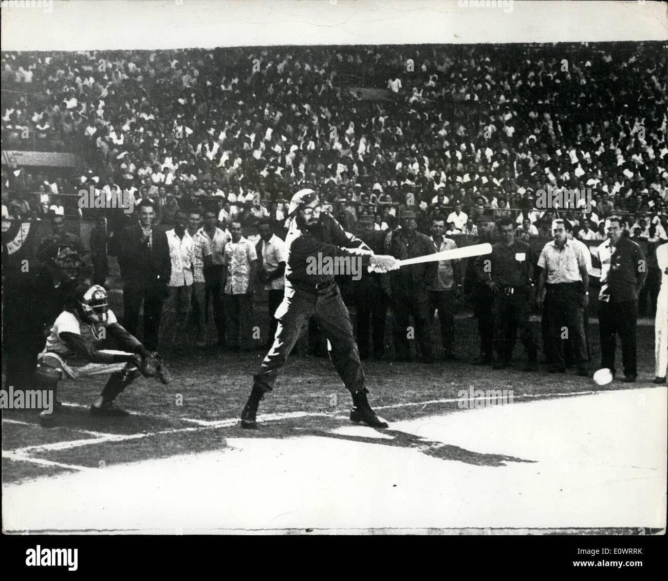 2. Februar 1964 - Fidel Castro eröffnet Saison.: Ministerpräsident FIdel Castro in Kuba ist immer ein Spiel, Baseball zu spielen, und diese Woche beim Öffnen der Baseballs in Havanna Castro war einerseits, den Streik zu machen. Das Foto zeigt Castro diß den ersten Ball. Stockfoto