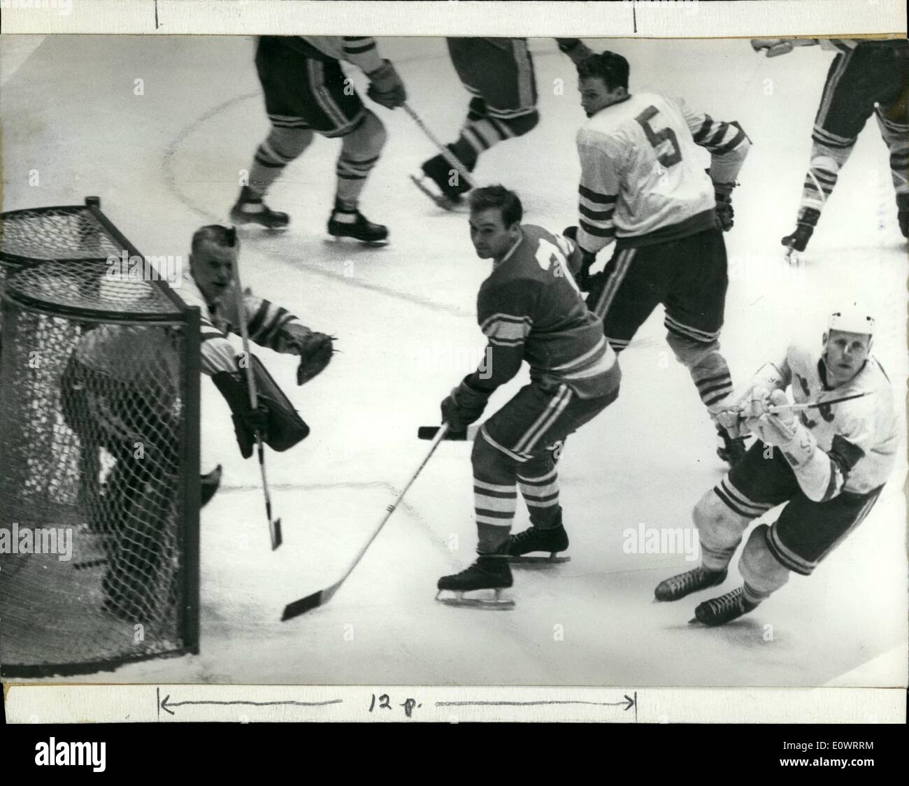 2. Februar 1964 - Sowjets gewann Gold Medaille.: Olympia - Winter-Spiel - Innsbruck 1964.: großer Kampf zwischen schwedischen Eis Hockeyteam und UdSSR. Die Russen gewannen das Spiel 4 bis 2. Foto zeigt eine Szene vor dem schwedischen Tor. Stockfoto