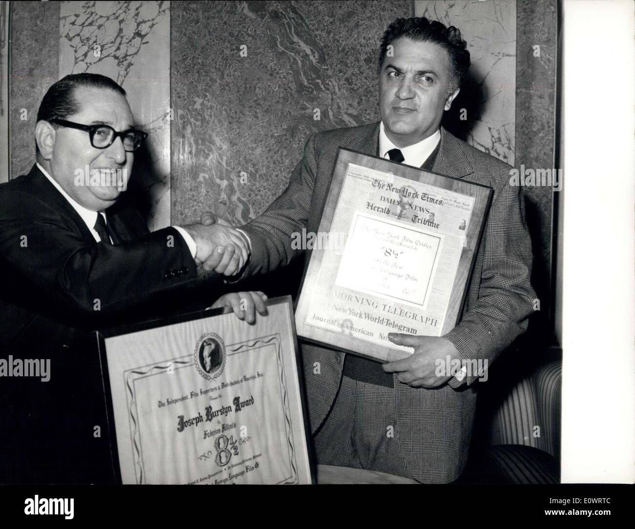 4. Februar 1964 - Rom 4 Februar 1964-US-amerikanischer Produzent Joseph Levine gab zwei Diplom nach italienischen Regisseurs Fede Rico Pellini dieses Niths. Die Presse waren der Vereinigten Staaten Leben gegeben hat zwei Diplom Fellini in Anerkennung seiner Filme '' süß '' '' Boccaccio 70'' und '' 8 1/2' Stockfoto