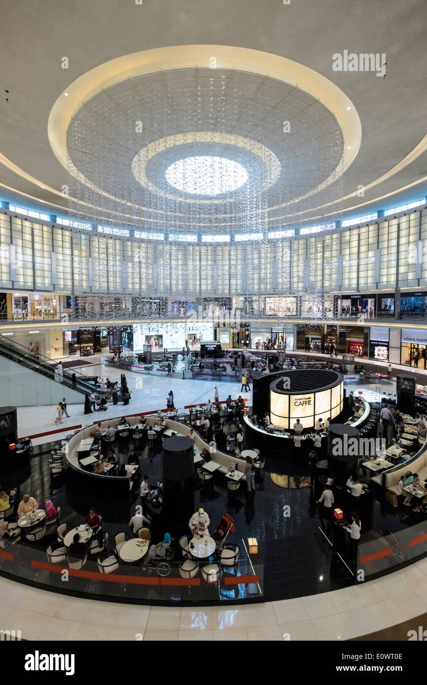 Innenraum der Fashion Avenue Atrium voller Luxus-Mode-Boutiquen in der Dubai Mall in Vereinigte Arabische Emirate Stockfoto