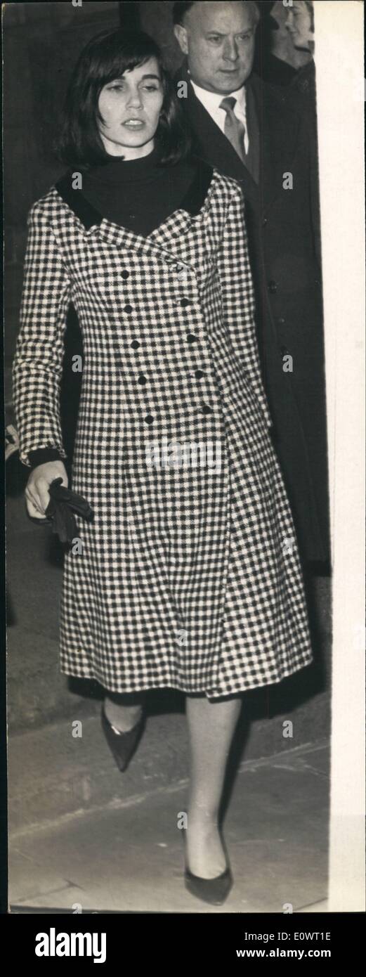 12. Dezember 1963 - Keeler Fall... Paula Hamilton - Marshall: Der Versuch in dem Christine Keeler, Paula Hamilton - Marshall und andere beschuldigte sind verschworen, den Lauf der Gerechtigkeit, eröffnet heute im Old Bailey zu behindern. Foto zeigt: Paula Hamilton - Marshall nach der heutigen Anhörung gesehen. Stockfoto