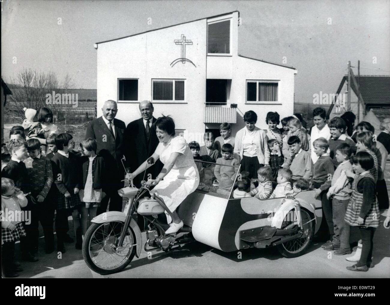 4. April 1964 - A R motorisierte Kinderwagen ''..: wurde gegeben, um ein  Haus in der Nhe Heilbronn eines der deutschen Autofabriken Kinder  Stockfotografie - Alamy