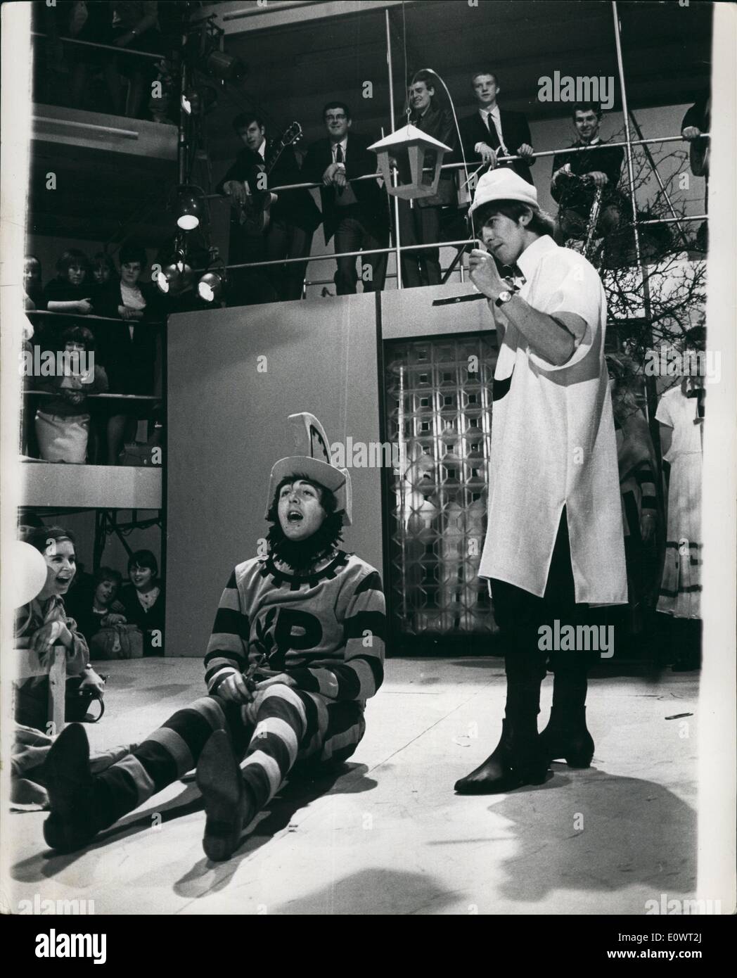 4. April 1964 - Beatles gehen Shakespeare: The Beatles sind kurz in einer TV-Show erscheinen in dem Teil des ihre Leistung ein Auszug aus "Ein Sommernachtstraum" von William Shakespeare wird. Die Ergebnisse sind genug, um Shakespeare in seinem Grab "twist and shout''. Das Foto zeigt Paul McCartney als '' unten '' auf der Bühne während George Harrison sitzt, wie '' Moonshine'' über ihm steht. Stockfoto