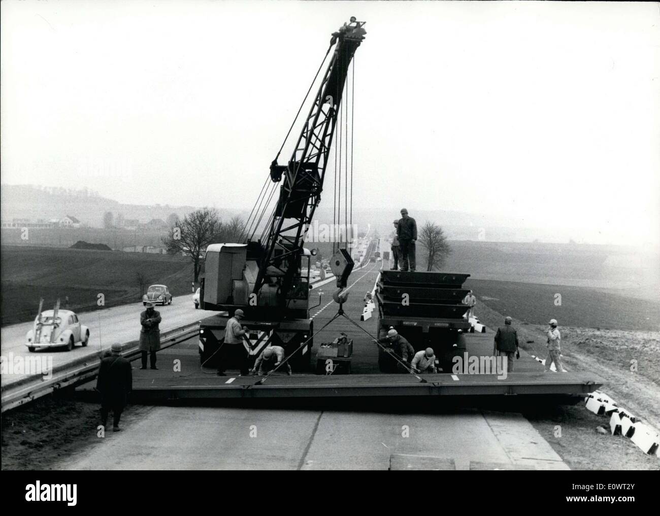 4. April 1964 - begann der Bau in die erste Straße mit Stahl, die Balken werden 5. April 1964 zwischen Bad Neuheim und Butzbach in Deutschland. Es werden 1.000 m lang und hilft mit dem Verkehr. Im Bild wird auf der Straße in der Nähe von Butzbach gearbeitet. Stockfoto