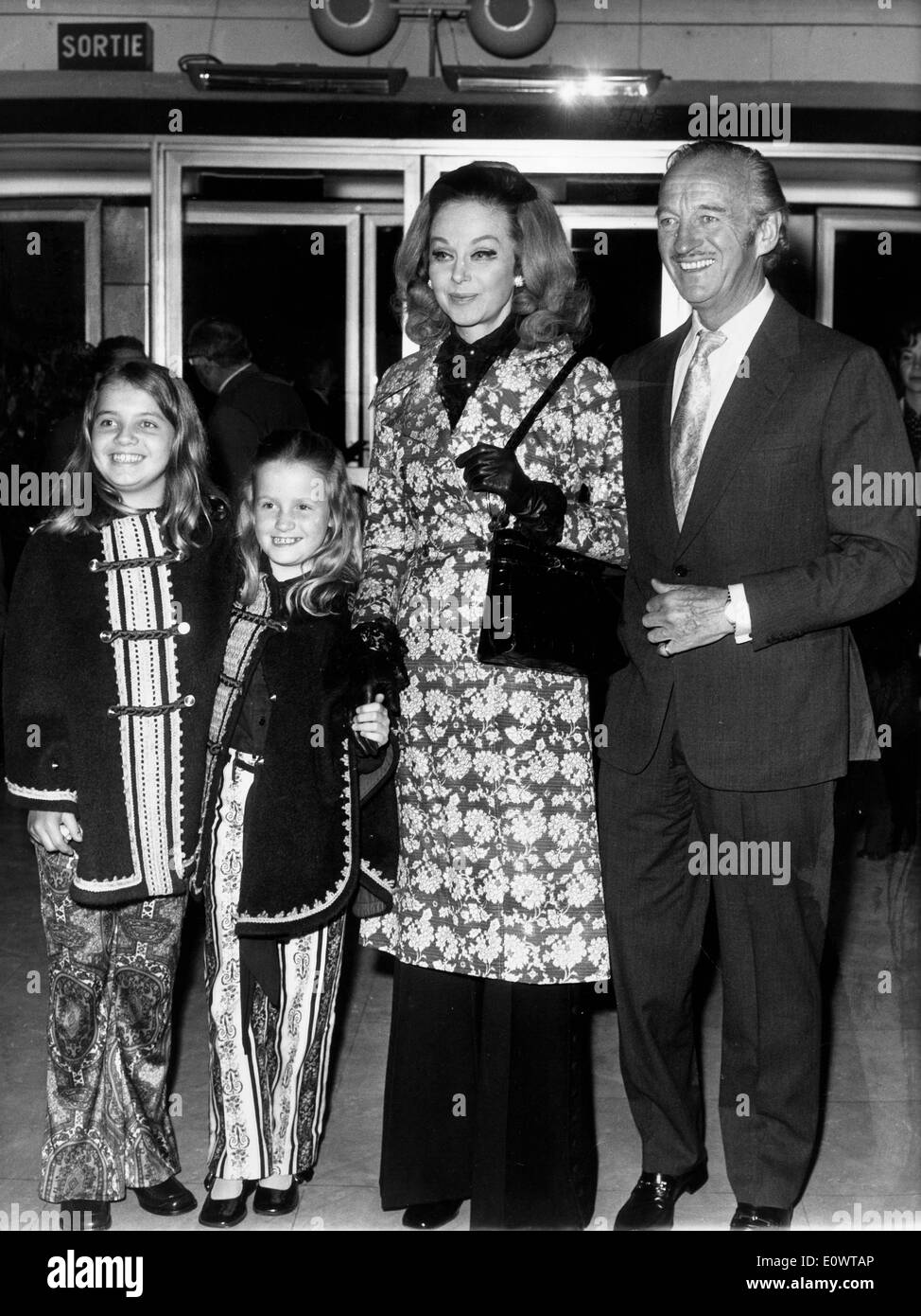 Schauspieler David Niven mit seiner Familie bei einer Filmpremiere Stockfoto
