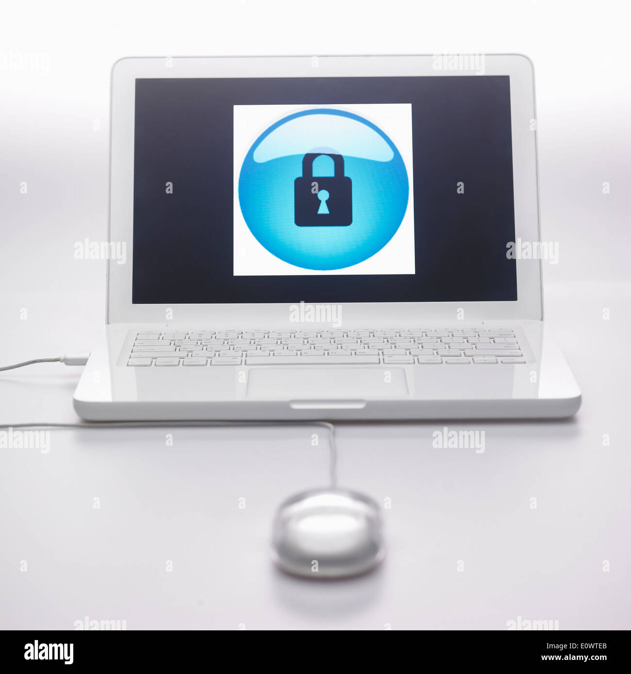 ein Laptop mit einem Schloss auf dem Bildschirm Stockfoto