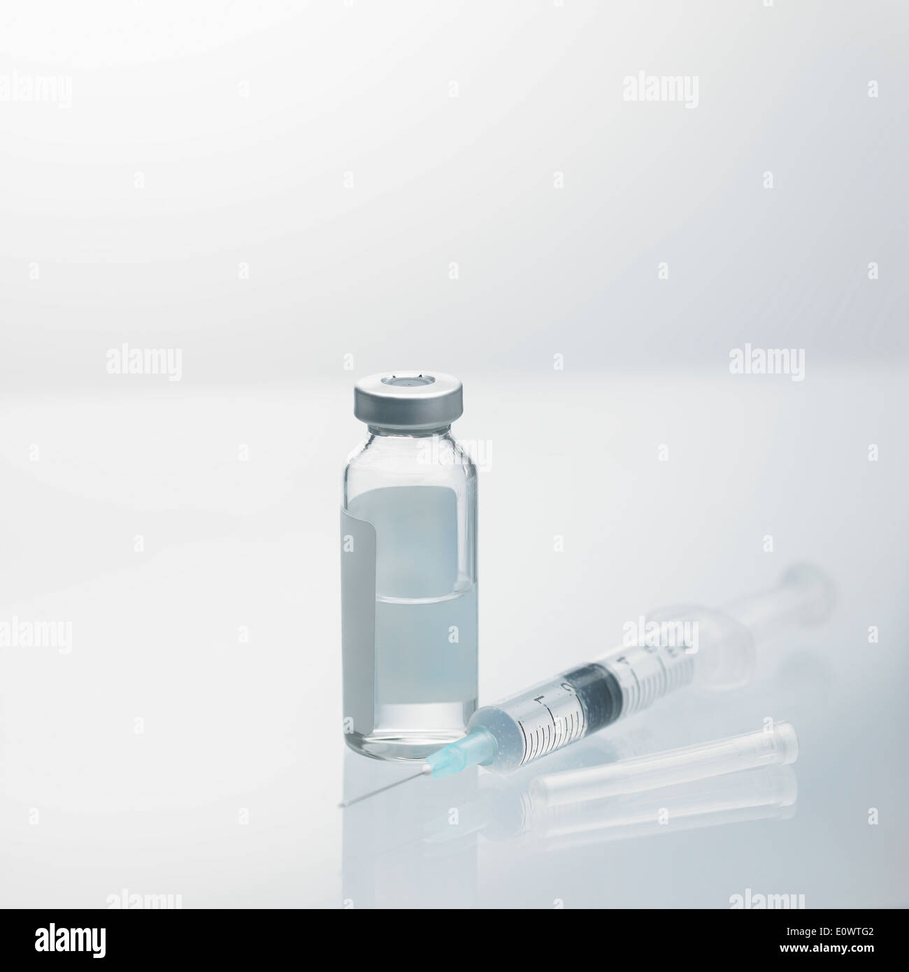 eine medizinische Spritze neben einer Flasche Medizin Stockfoto