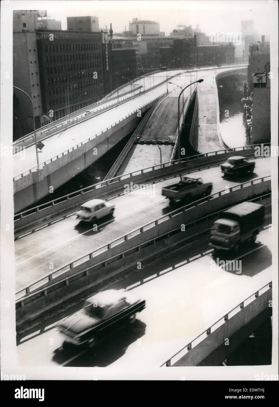 4. April 1964 - führen alle Wege nach der Olympischen Spiele in Tokio; Das weitläufige Netz von Autobahnen und ausdrückliche Wege, erhöhten und unterirdischen, Stockfoto