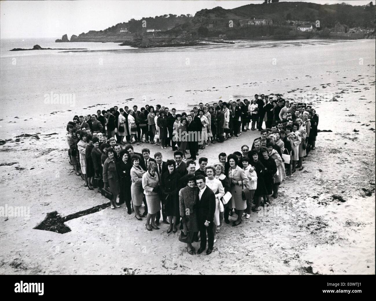 4. April 1964 - die Steuer-schlagende Sweethearts auf der Hochzeitsreise Insel: die traditionelle Hochzeitsreise Insel Jersey auf den Channel Inseln steckt derzeit, wie die Einkommensteuer-Jahr geht zu Ende, für Menschen heiraten, bevor das Ende des Steuerjahres sind besteuert wie verheiratete Menschen vom Beginn des Steuerjahres, die normalerweise einen erheblichen Rabatt für sie bedeutet. Dieser Faktor immer macht März die beliebtesten Hochzeit Monat, und es wird geschätzt, dass Ne weniger als 70.000 in diesem Monat Ehepaare. Foto zeigt eine Herzform am Strand von St bilden Stockfoto