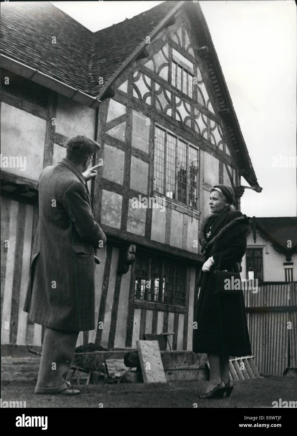 4. April 1964 - ein Leitfaden erklärt Punkte von der feinen Tudor Haus in der Nähe der Pfarrkirche in der Shakespeare-Ism begraben, und das Haus seiner Tochter Susanna und ihr Ehemann Dr. John Hall war. Stockfoto