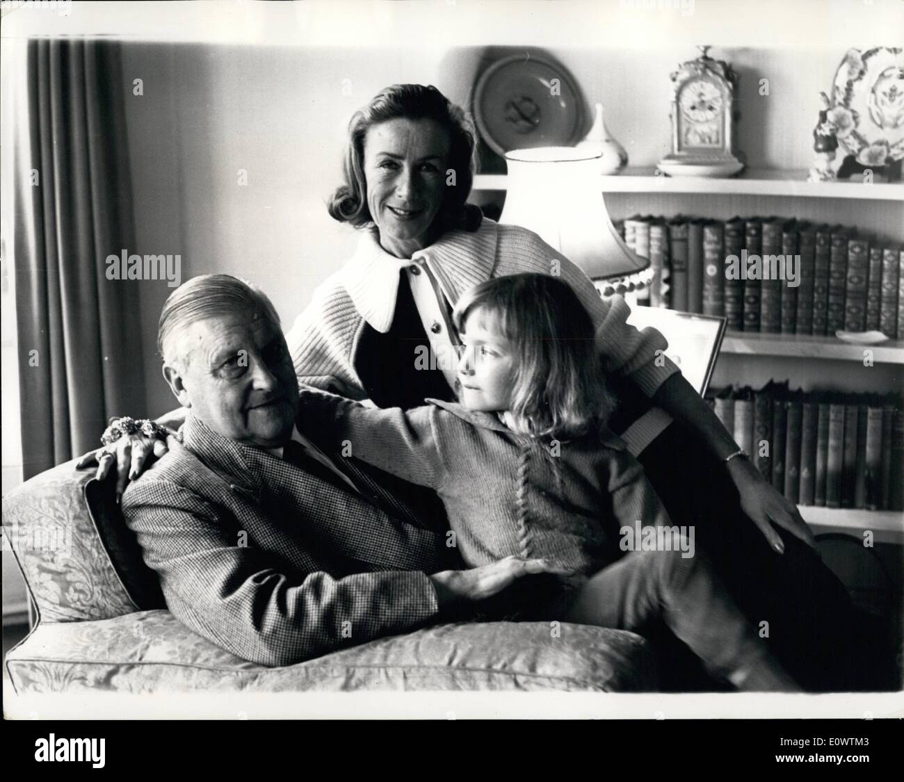 4. April 1964 - Ruhestand Lord Douglas. Gestern war das Ausscheiden von Herrn Douglas von KIRTLESIDE. Vorsitzender der British European Airways. Nach einer Ruhepause für eine kurze Zeit, will er eine aktivere Teilnahme an das House Of Lords wo wird er freier zu sprechen, nun, da er offizielle Position halten nicht. FOTOSHOWS. Entspannen in seinem Haus in Denham, Böcke Yesterday.Lord Douglas mit seiner Frau Greta und Tochter KATHERINE. Stockfoto