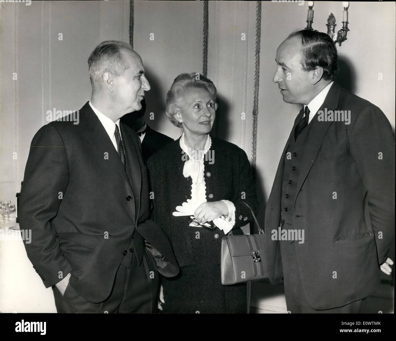 4. April 1964 - De Gaulle-Rivalen in London: Monsieur Gaston Deferre, die Sozialistin, die gegen Präsident De Gaulle in der nächsten französischen Präsidentschaftswahlen stehen wird ist nach London gekommen, auf Einladung des Labour-Prüfungsausschuss für Europa. Foto zeigt bei einem Mittagessen in der Londoner Café Royal heute, Monsieur und Madame Gaston Deferee Mr Roy Jenkins M.P. (rechts) Vorsitzender des Ausschusses für Arbeit für Europa sprechen. Stockfoto