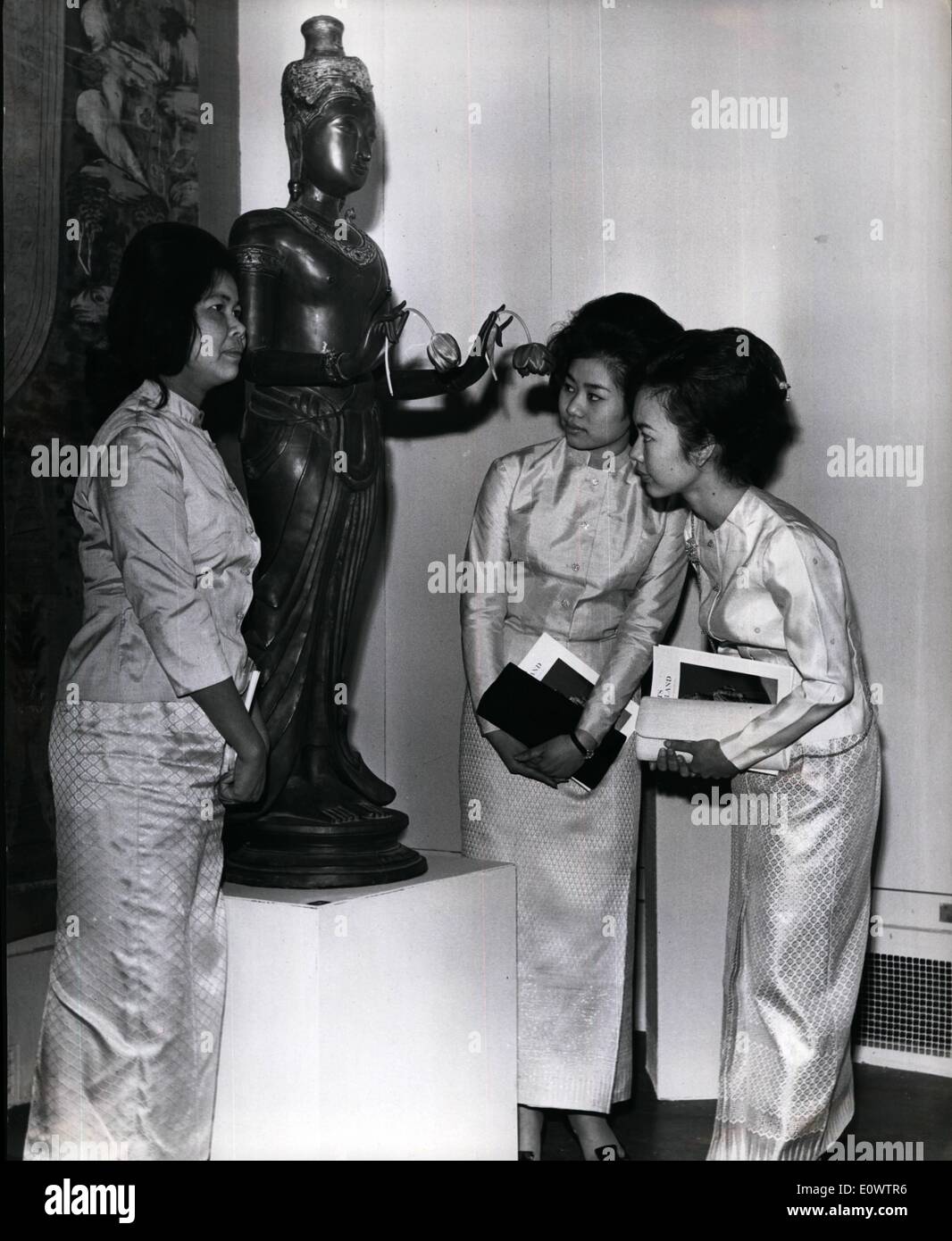 3. März 1964 - '' Arts of Thailand"-Ausstellung in London: eine Ausstellung der Kunst von Thailand findet unter der Schirmherrschaft des Kärntner Kulturgremiums im Victoria and Albert Museum in London. Foto zeigt drei junge Frauen aus Thailand auf der Messe an diesem Morgen, (von links nach rechts) Frau Rodprom, Frau Jorapintha Raktakanirltha und Miss Sirima Srithavatch schauen Sie sich ein 14. Jahrhundert stehende Figur des Buddha. Stockfoto