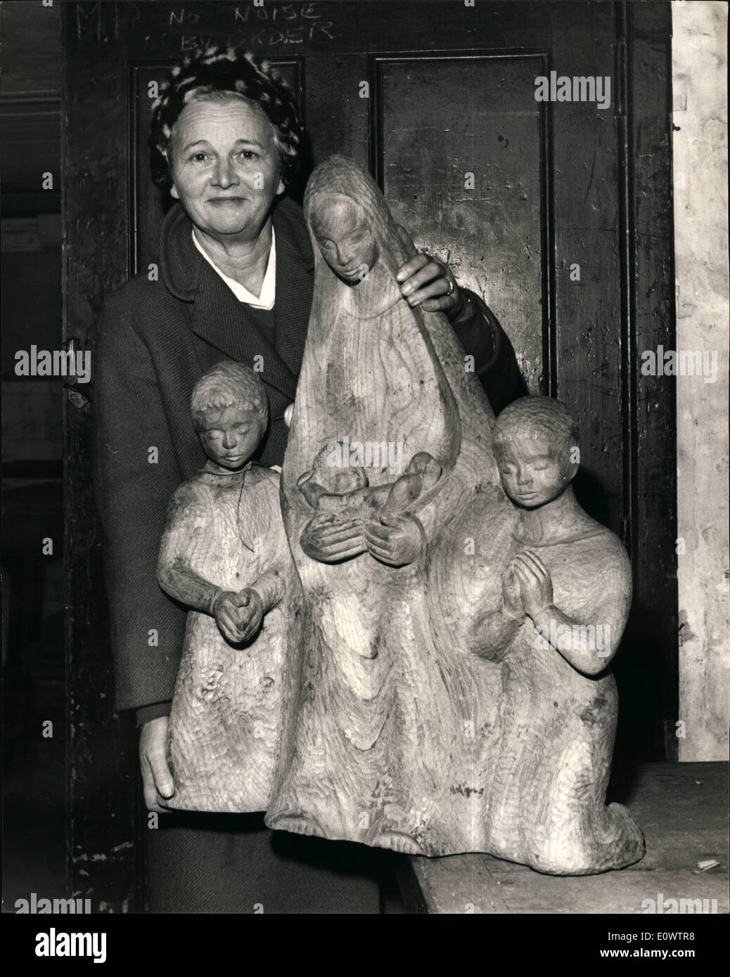 3. März 1964 - Abgabe der Skulpturen an der Royal Academy: heute ist Tag für Skulpturen für die Royal Academy Summer Show abgeben. Das Foto zeigt Frau J. E. Massingham von Hampstead mit einem Stück von Elm, die sie für eine Kirche in Berkshire geleistet hat. Stockfoto
