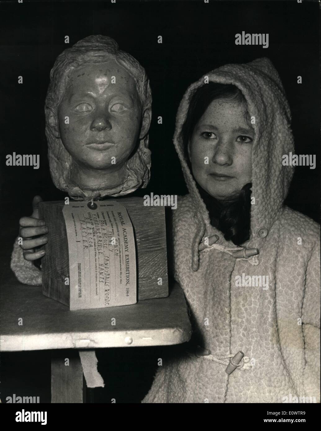 3. März 1964 - Abgabe der Skulpturen an der Royal Academy: heute ist Tag für Skulpturen für die Royal Academy Summer Show abgeben. Das Foto zeigt 7 jährige Rebecca Finch mit einer Büste von selbst von ihrem Vater Sidney Finch von Fordingbridge Hants. Stockfoto