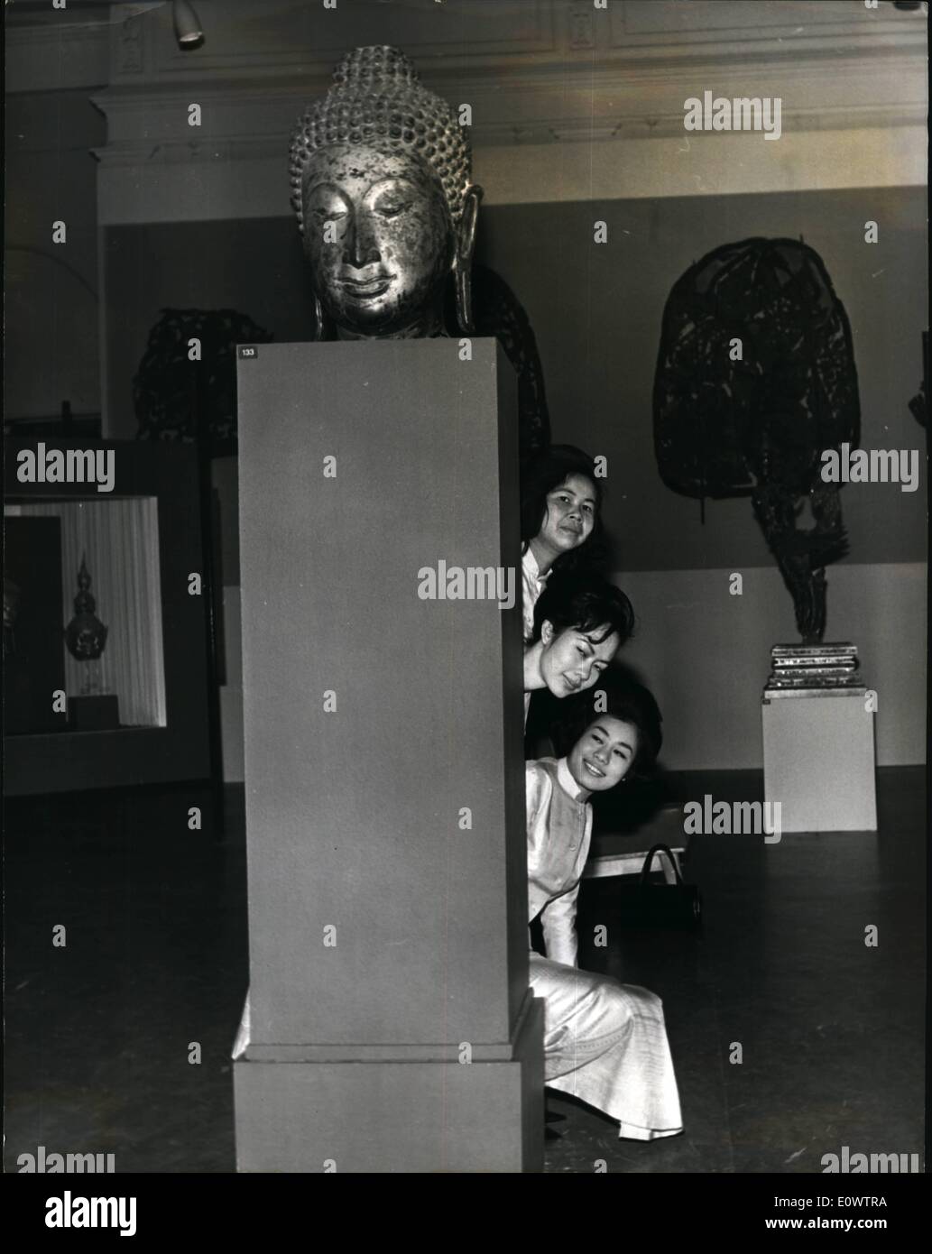3. März 1964 - '' von Thailand'' Kunstausstellung in London; Eine Ausstellung der Kunst von Thailand ist unter der Suspices des Kärntner Kulturgremiums im Victoria and Albert Museum in London statt. Foto zeigt drei Mädchen aus Thailand schauen Sie sich um ein Podest mit einem 14. Centurey bronze-Buddha-Perle, (von oben nach unten) Frau Rodfrom, Frau Jorapintha Baktakanirltha und Miss Strim Seirthavatch. Stockfoto
