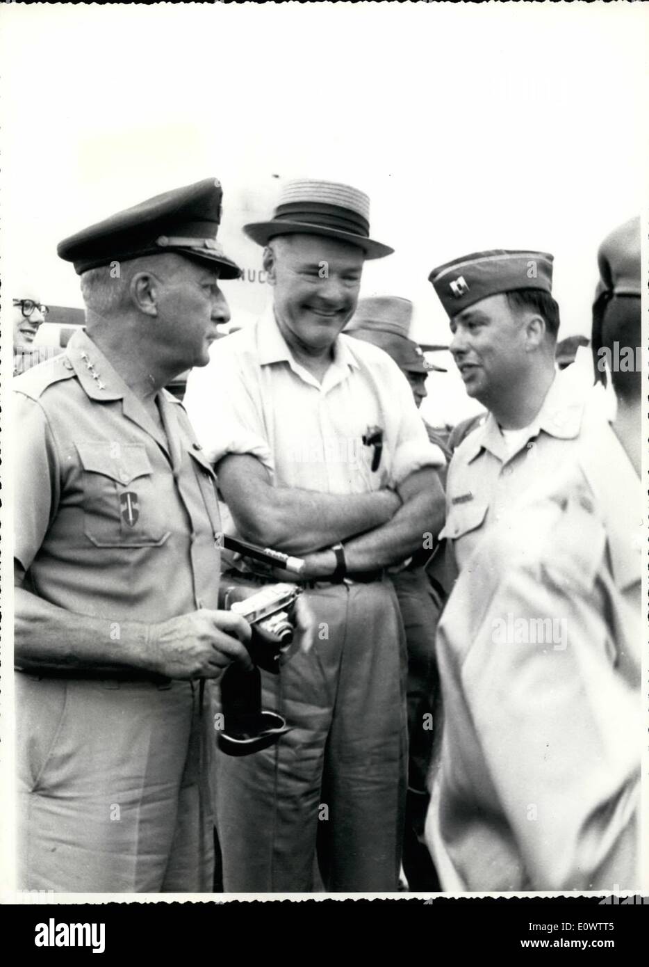 3. März 1964 - Botschafter Henry Cabot Lodge mit allgemeinen: Paul D. Harkins Kommandeur der amerikanischen militärischen Unterstützung Vietnams. Stockfoto