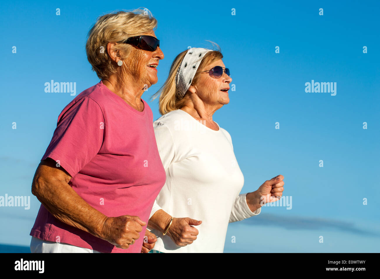 Porträt von zwei ältere Frauen, die Joggen im freien hautnah. Stockfoto