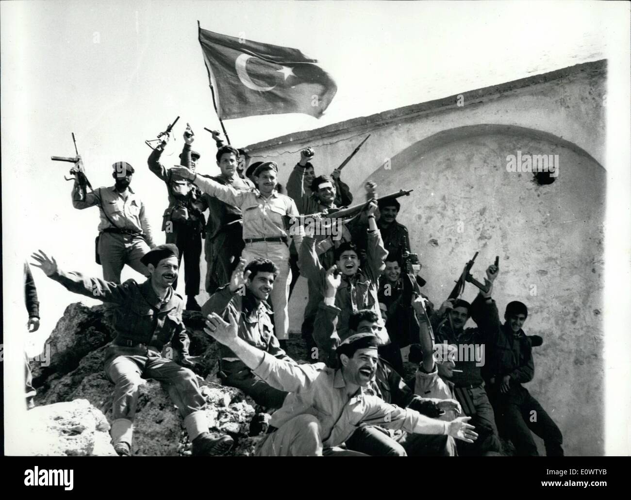 4. April 1964 - jubelnde griechischen Zyprioten erfassen Mountain Peaks.: zwischen griechischen und türkischen Zyprioten Kämpfe in Zypern Krisenherde in der aktuellen Auseinandersetzung Griechen erobert ein 3.000 ft-Peak in der Nähe von Burg St. Hilarion im Bereich Kyrania. Foto zeigt jubelnde griechischen Zyprioten um einen erbeuteten türkischen Flagge nach der Einnahme des türkische Lagers in der Nähe von Burg St. Hilarion. Stockfoto