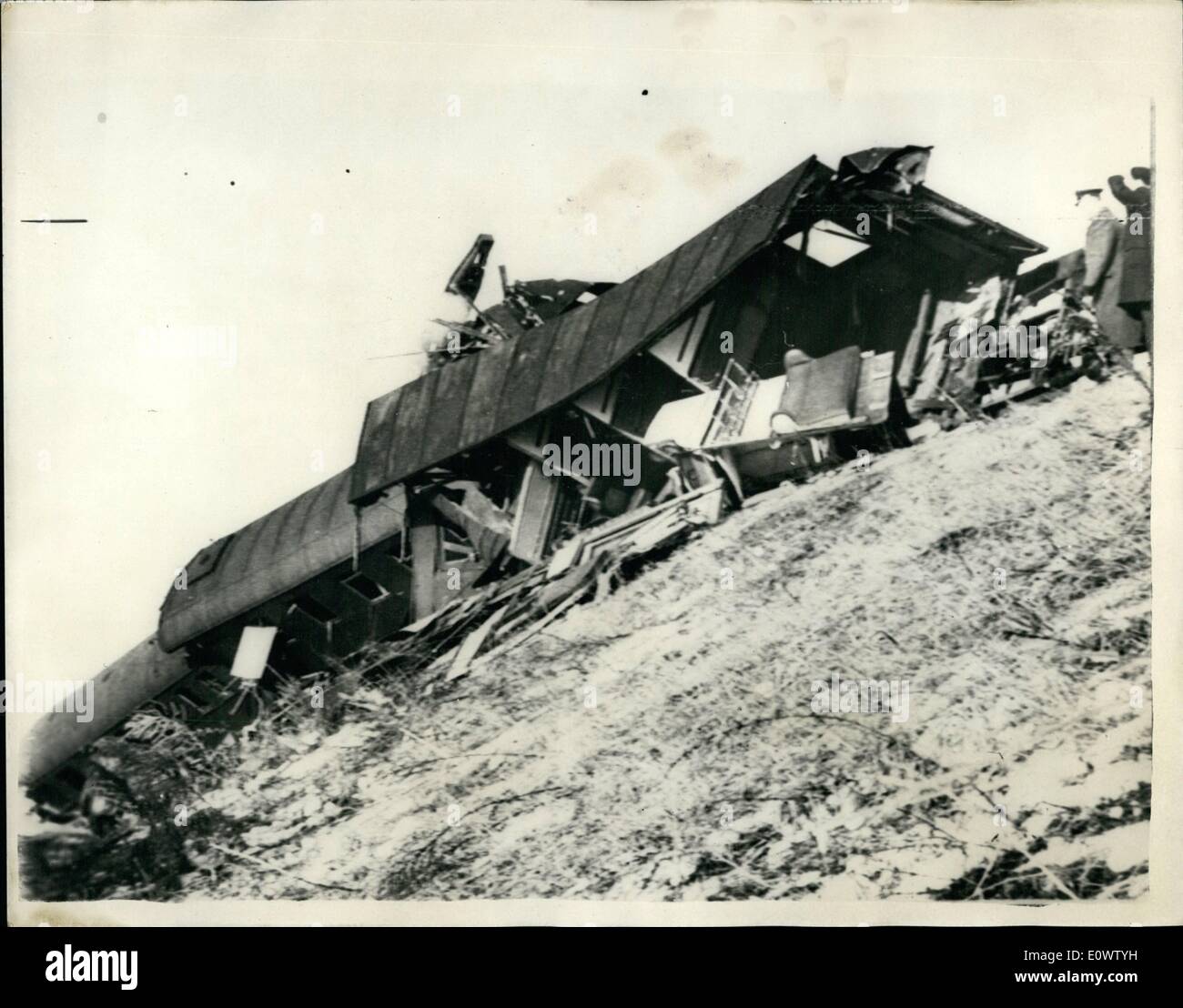 Apr 04, 1964 - Thirty Five in Zug Crash dreißig fünf Personen getötet wurden getötet und 100 verletzt heute als zwei Züge - einer aus Skopje - Kopf auf in der Nähe von Belgrad in dichtem Nebel kollidierte. Foto zeigt: Ein Teil des Wracks nach Nebel befreit hat. Stockfoto