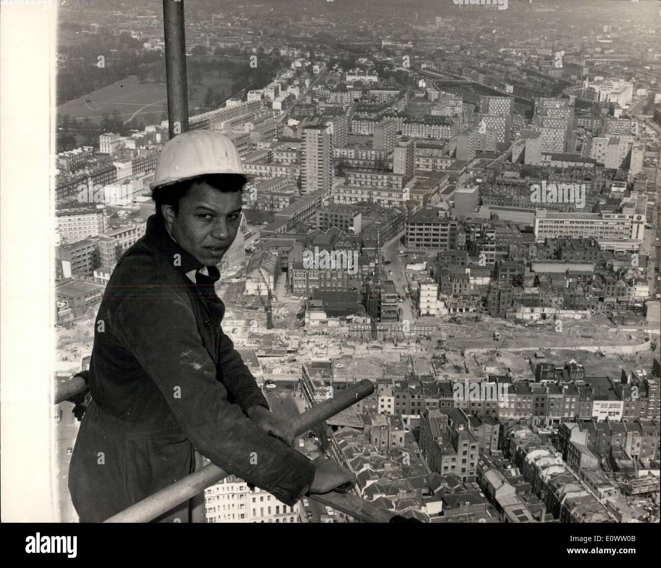 8. April 1964 - weit über den Straßen von London. Foto zeigt Lehrling Monteur Terry Titshall von Ipswich, wird 540 ft oben auf dem Gerüst des Post Office Tower gesehen, wenn Sie fertig sind Londons höchstes Gebäude sein wird. Stockfoto