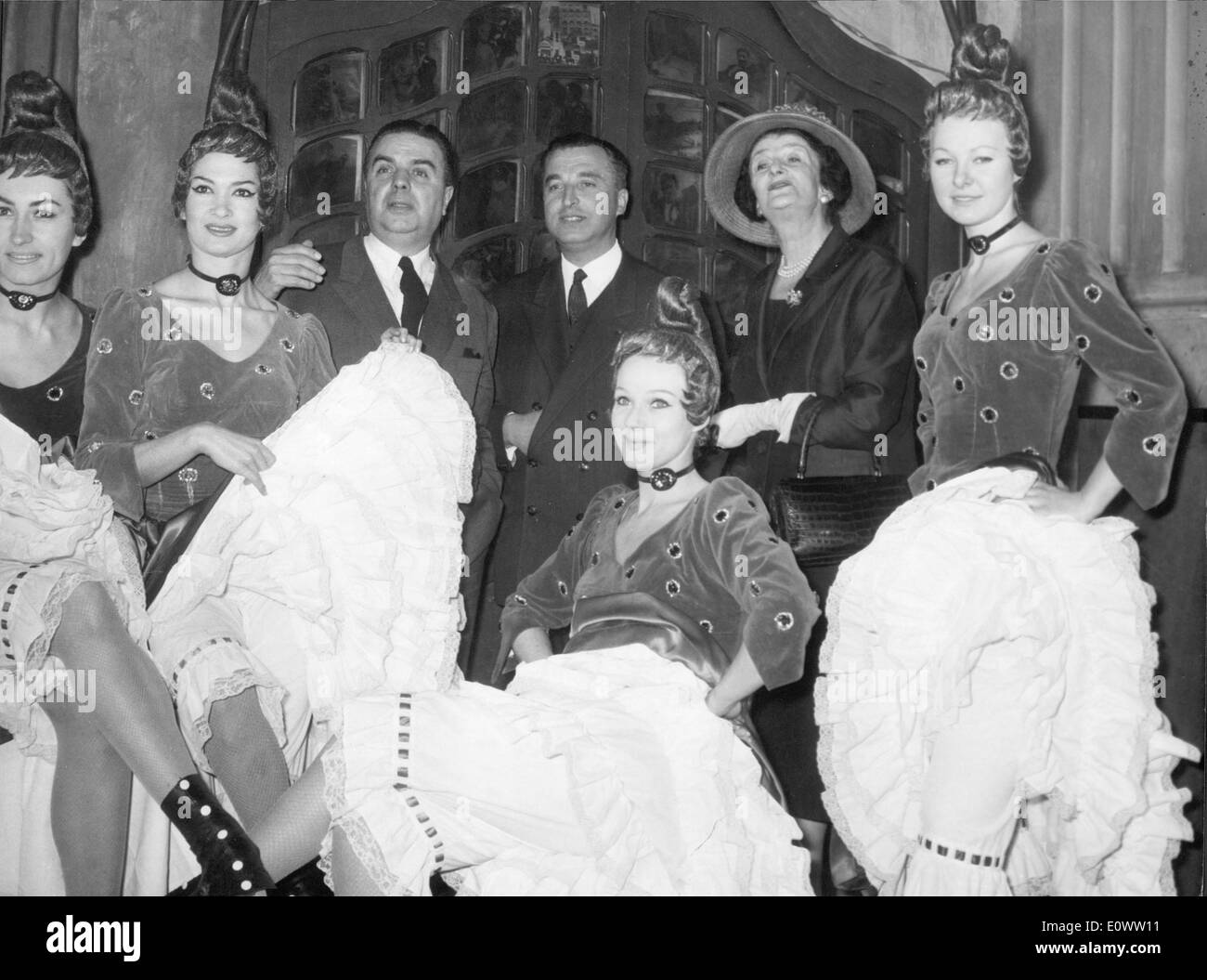 15. April 1964 - Paris, Frankreich - weltberühmte Moulin Rouge Kabarett, von Toulouse-Lautrec verewigt ist in Montmartre, der einzige Ort in Paris gelegen finden Sie das wahre können can. Ein Großteil der Romantik aus der Wende des Jahrhunderts Frankreich ist nach wie vor in der Club Dekor. Viele internationale Stars auf der Bühne im Moulin Rouge durchgeführt haben: Frank Sinatra, Ella Fitzgerald, Liza Minelli. Stockfoto