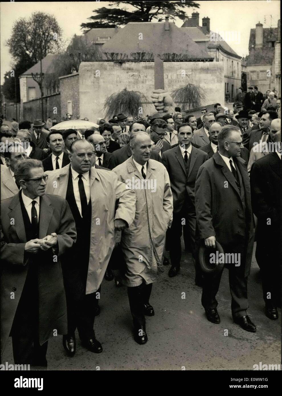 20. April 1964 - Kandidat Defferre auf Wahlkampftour: Mr.Gaston Defferre, Bürgermeister von Marseille und die sozialistische Partei Kandidat für die französische Präsidentschaft ist jetzt in voller Arbeit auf seiner Kampagne planen. Er hat gerade eine Tour durch die Bretagne in Chartres beendet, wo er eine wichtige Rede nach der mit viele Persönlichkeiten aus den Bereichen ausgesprochen. Das Foto zeigt Mr.Gaston Defferre in Urkunden (Mitte mit einem leichten Regenmantel und weiße Haare) nach einem Sath auf dem Denkmal zum Gedächtnis des Widerstands Helden Jean Moulin gelegt. Stockfoto