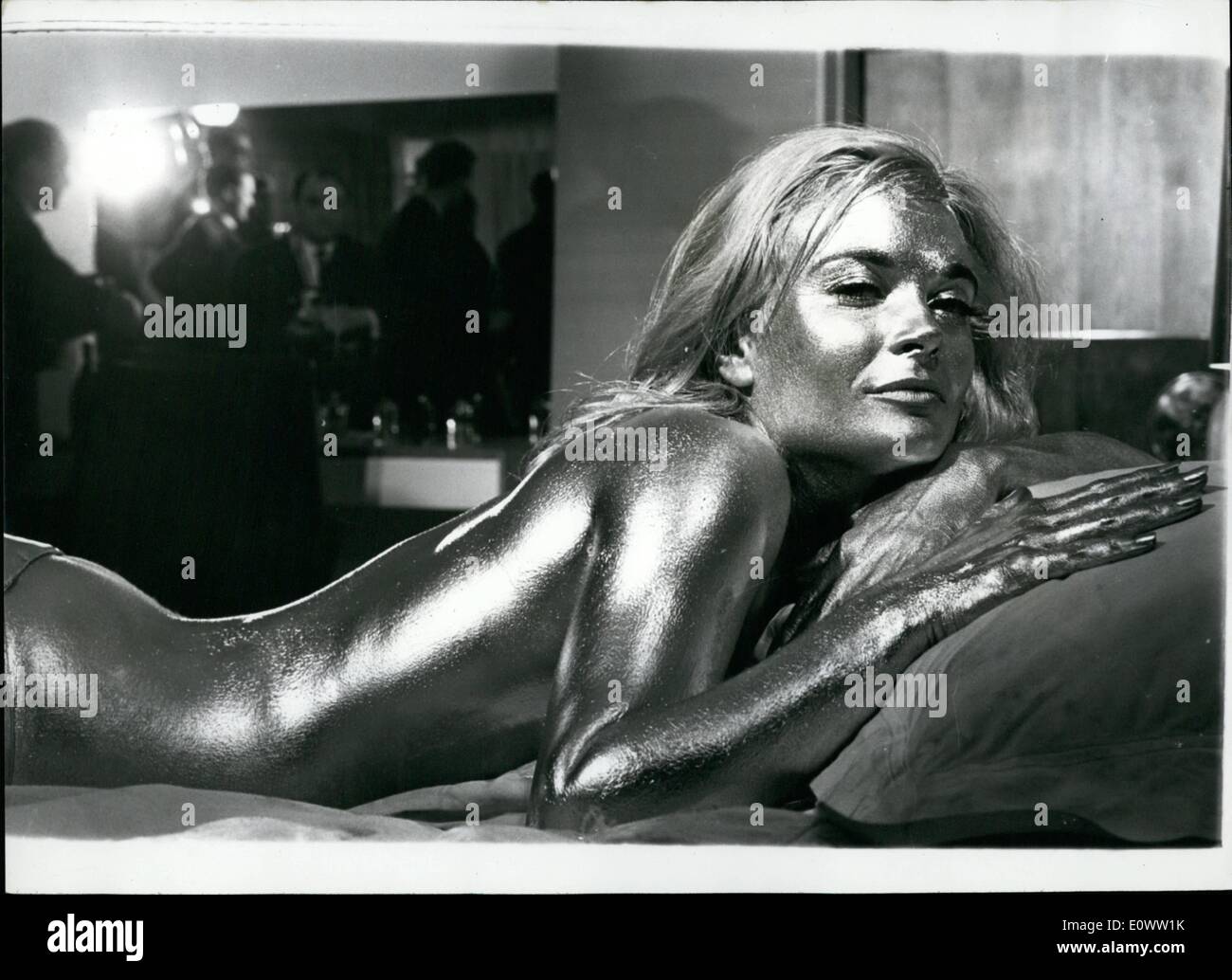 21. April 1964 - stundenlang 21.04.64 Shirley Gold All Over - für ein dreiminütiges Soene im neuen James Band Thriller-Film "Goldfinger", Make-up-Männer vier gestern über die meisten beneidet Job im Filmgeschäft, Malerei Schauspielerin Shirley Keaton. überall in den schurkischen Gold Goldfinger hat ihr wies überall mit schweren Goldfarbe, damit die Poren ihrer Haut nicht atmen, und sie stirbt. Damit sie Shirley gestern Abtötung vermeiden würde, verließ das Make up Männer einen sechs-Zoll-Patch auf ihrem Bauch unlackiert geliefert, so dass ihre Haut atmen konnte Stockfoto
