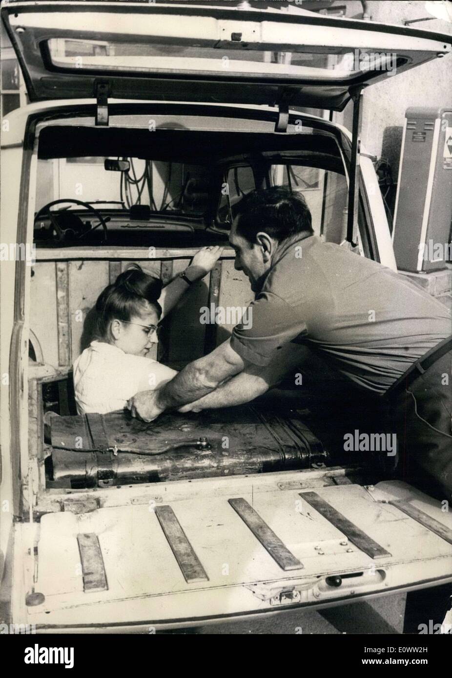 27. April 1964 - ehemalige französische Fallschirmjäger schmuggelt Finanzen aus Ost-Deutschland: der ehemalige französische Fallschirmjäger Maurice Mirault (Maurice Mirault), 37, lebt in Mainz, Deutschland, schmuggelte seine Finanzen Hannelore Fleiecher (Hannelore Fleischer), 24, aus der DDR in einem speziell vorbereiteten Versteck in seinem Auto, Mirault hatte eine Reise auf der Leipziger Messe zu ermöglichen, wo er traf seine Braut und begann die gefährliche Reise in die Freiheit. DDR-Grenzsoldaten gesteuert sein Auto in Wartha aber nicht finden, das versteckte Mädchen Stockfoto